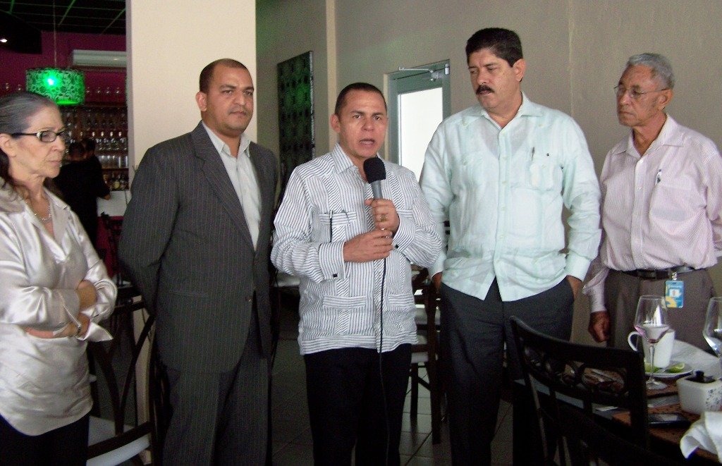 El Alcalde Municipal Lic. Remberto Cruz, el  Gobernador de Espaillat José Guillermo López, La presidenta de Junas de vecinos de Moca Milagros Candelier reunidos con EDENORTE